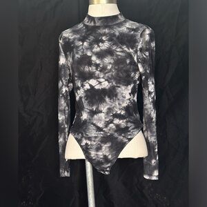 H:OURS REVOLVE GREY BLACK WHITE TIE DYE MESH MOCK NECK LONG SLEEVE BODYSUIT M